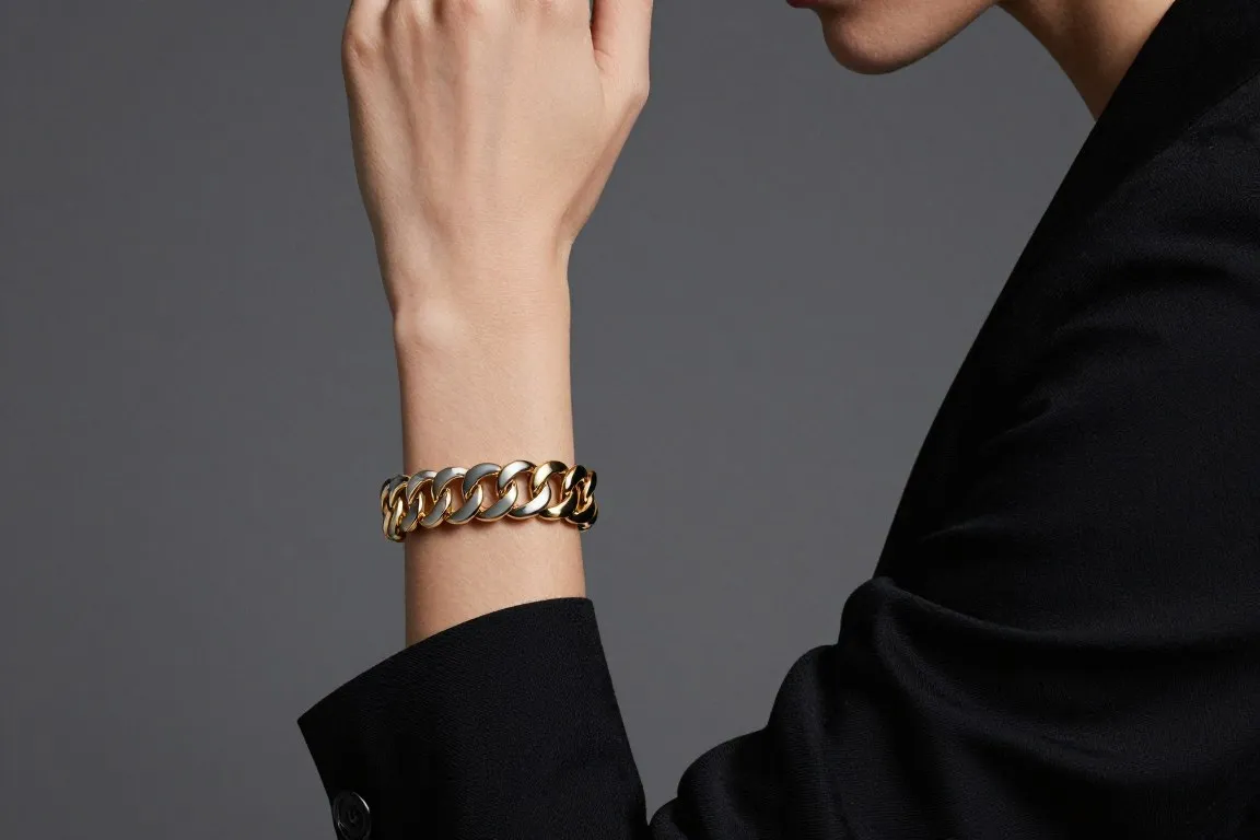Cassandre bracelet grey and Le Maillon chain worn together