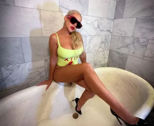 42-year-old Christina Aguilera showcased her figure in a swimsuit